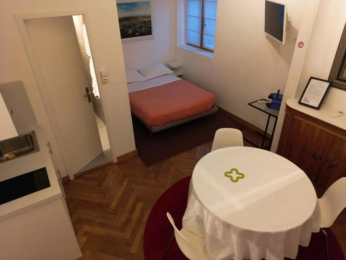 B&B 